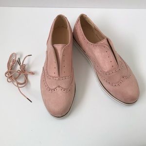 Women’s oxford style shoes